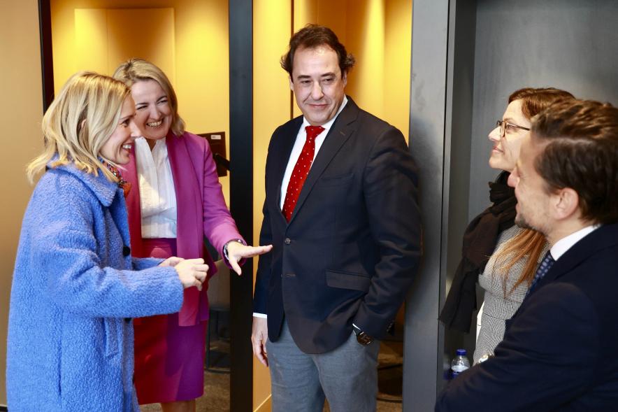 Visita a las nuevas oficinas de Caixabank, alcaldesa y trabajadores del banco