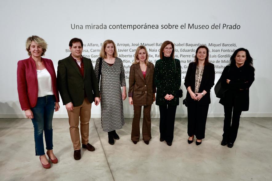 Inauguración de la exposición 'Una mirada contemporánea sobre el Museo del Prado', miembros de la Fundación Amigos del Museo del Prado con la alcaldesa y concejales