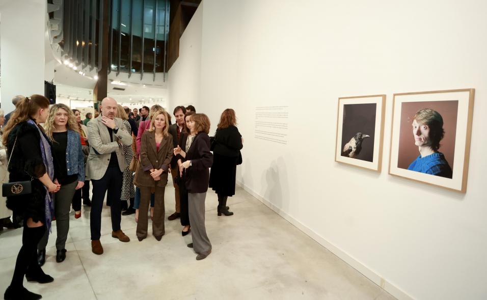Inauguración de la exposición 'Una mirada contemporánea sobre el Museo del Prado', alcaldesa viendo la exposición