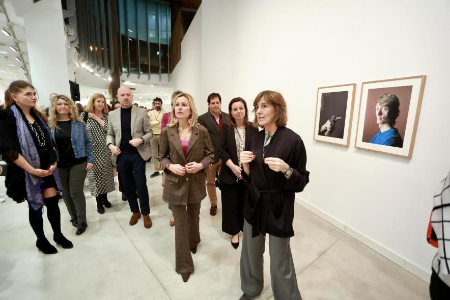 Inauguración de la exposición 'Una mirada contemporánea sobre el Museo del Prado', alcaldesa viendo la exposición