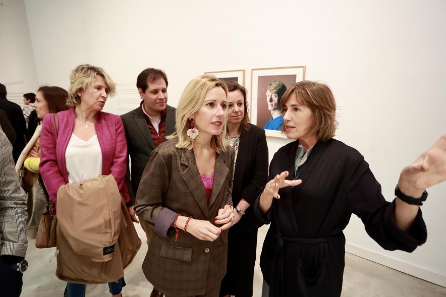 Inauguración de la exposición 'Una mirada contemporánea sobre el Museo del Prado', alcaldesa viendo la exposición