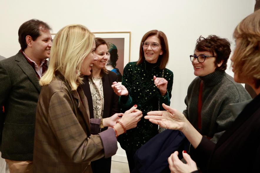 Inauguración de la exposición 'Una mirada contemporánea sobre el Museo del Prado', alcaldesa viendo la exposición