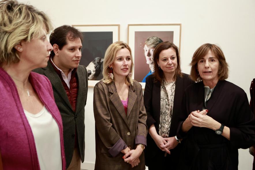 Inauguración de la exposición 'Una mirada contemporánea sobre el Museo del Prado', alcaldesa viendo la exposición