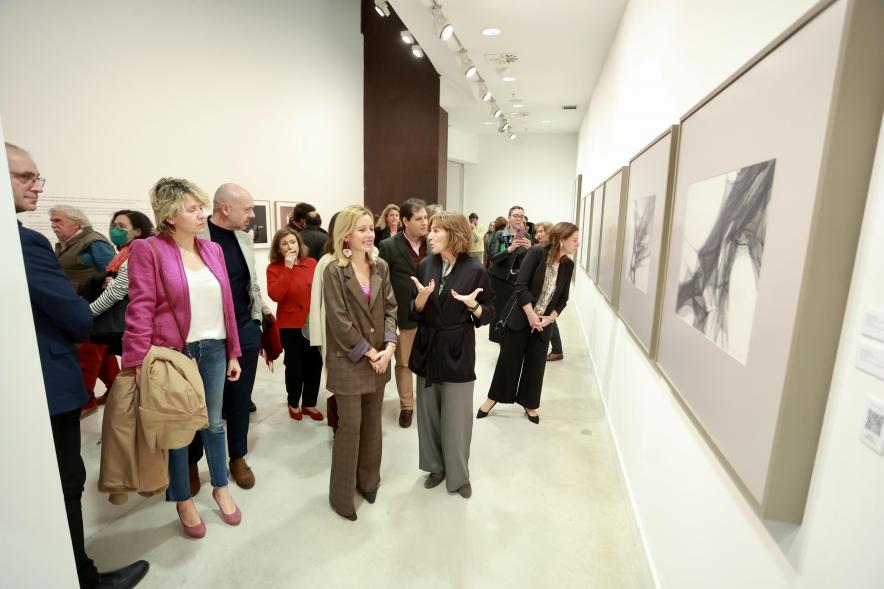 Inauguración de la exposición 'Una mirada contemporánea sobre el Museo del Prado', alcaldesa viendo la exposición