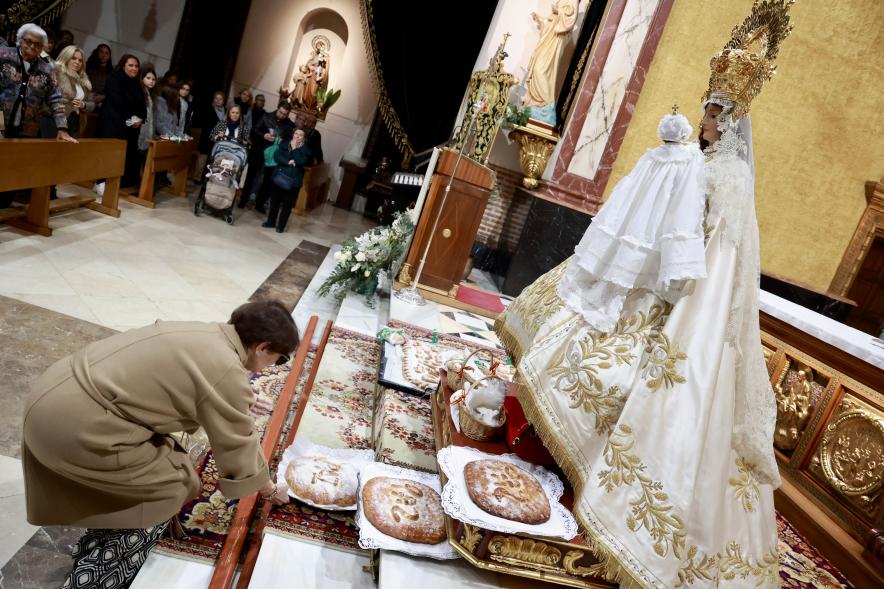Procesión y Misa de las Candelas 2024, imagen de la Virgen de la Paz con tortas de las candelas a sus pies