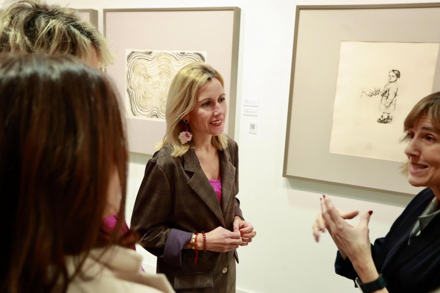 Inauguración de la exposición 'Una mirada contemporánea sobre el Museo del Prado', alcaldesa viendo la exposición