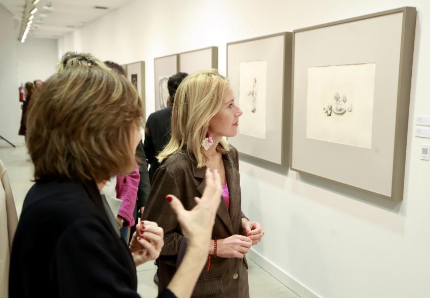 Inauguración de la exposición 'Una mirada contemporánea sobre el Museo del Prado', alcaldesa viendo la exposición