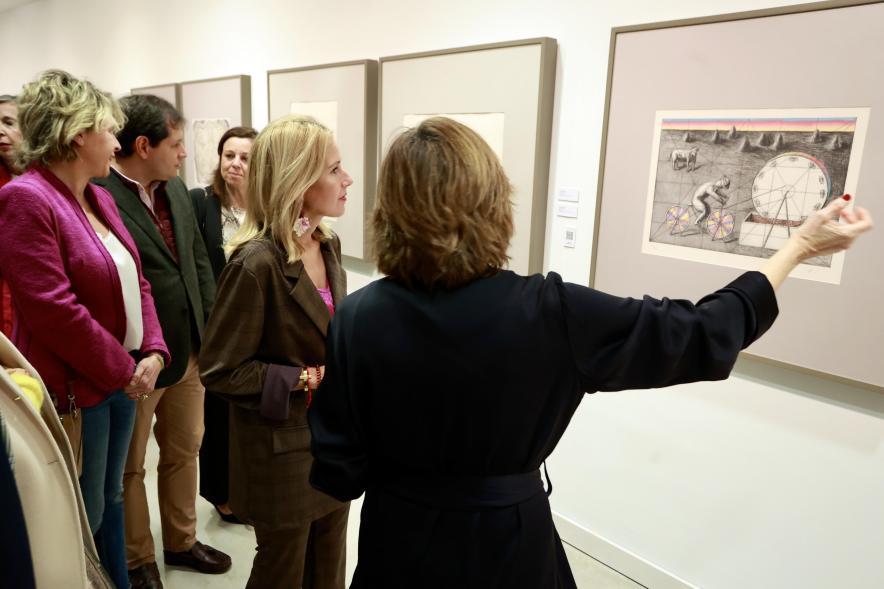 Inauguración de la exposición 'Una mirada contemporánea sobre el Museo del Prado', alcaldesa viendo la exposición