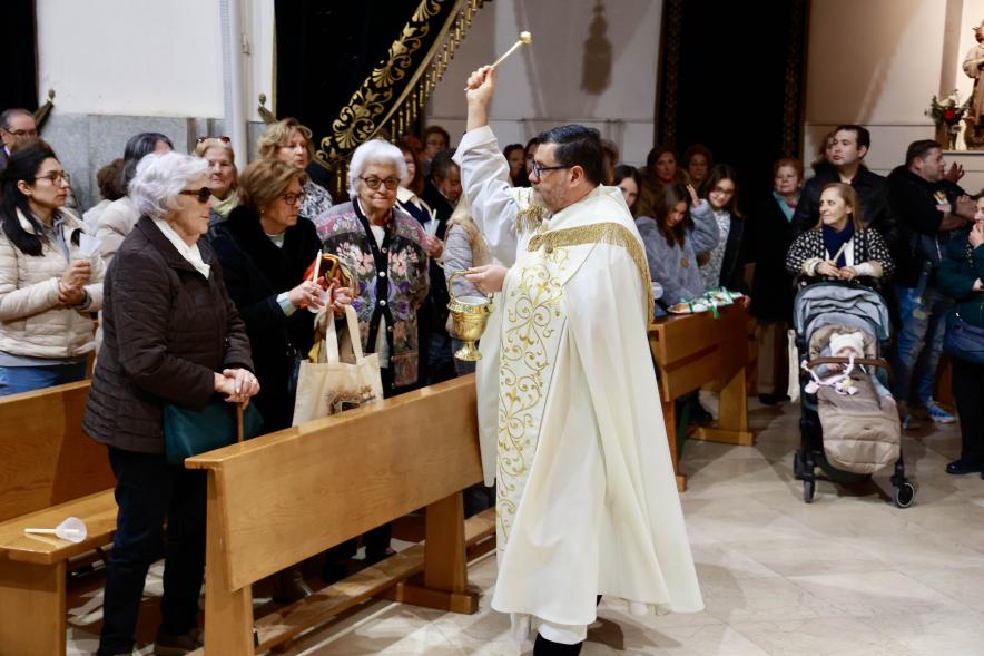 Procesión y Misa de las Candelas 2024 , cura bendiciendo