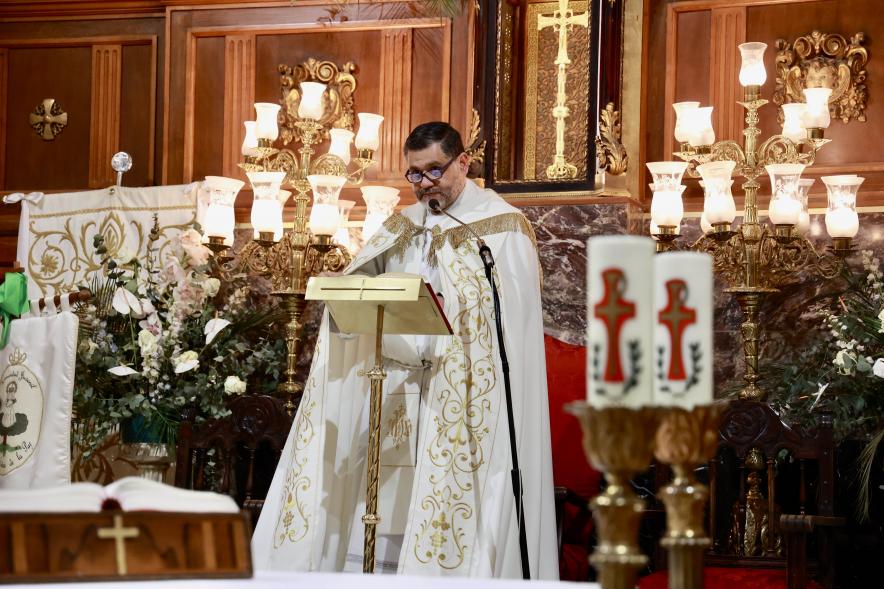 Procesión y Misa de las Candelas 2024, cura dando misa 
