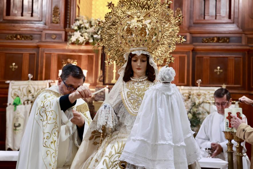 Procesión y Misa de las Candelas 2024, cura bendiciendo imagen de la Virgen de la Paz