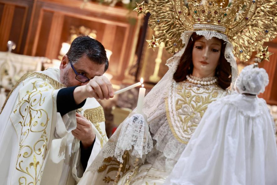 Procesión y Misa de las Candelas 2024, cura bendiciendo imagen de la Virgen de la Paz