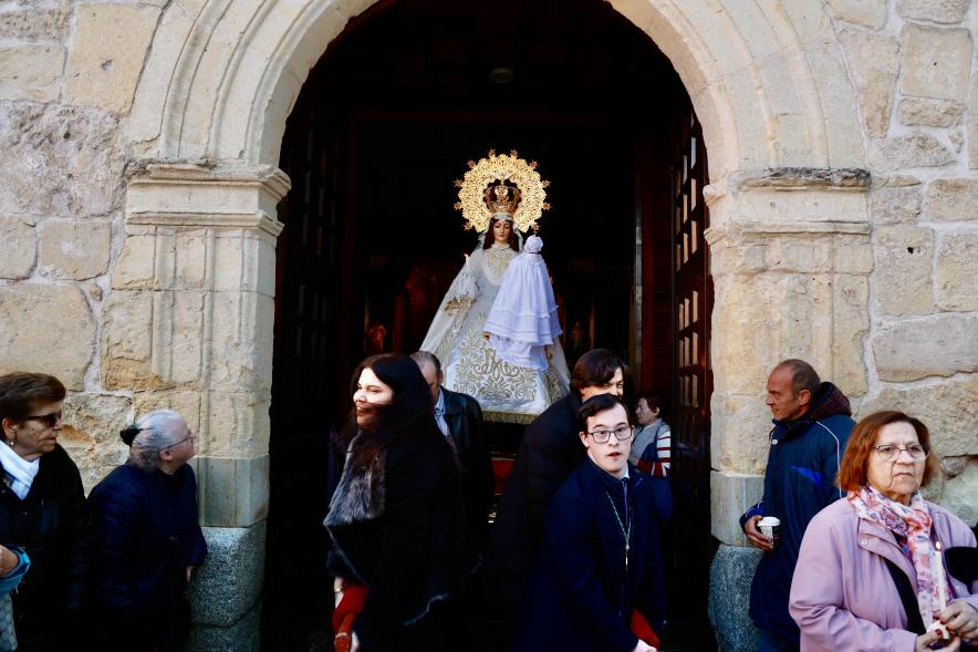 Procesión y Misa de las Candelas 2024, imagen de la Virgen de la Paz saliendo de la iglesia