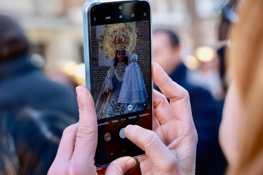 Procesión y Misa de las Candelas 2024, imagen de la Virgen de la Paz desde la pantalla de un móvil