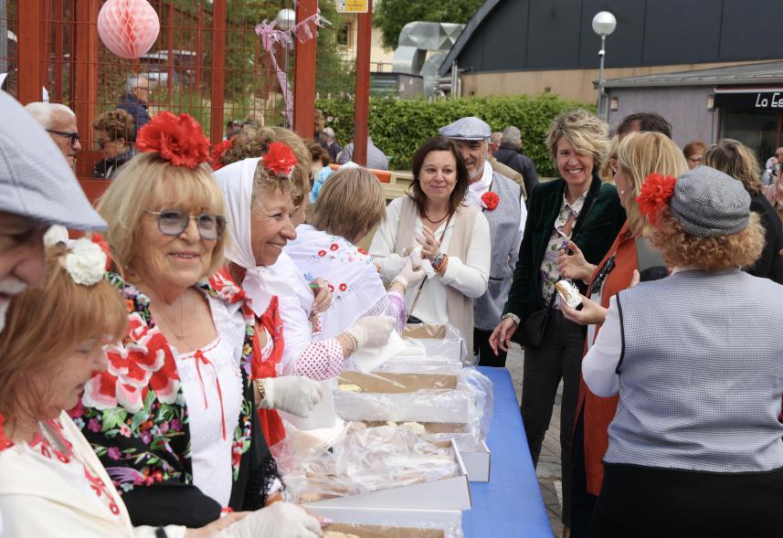 Fiesta 2 de Mayo 2024, reparto de rosquillas