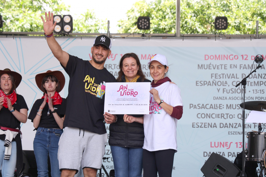 San Isidro 2024 - Entrega de premios casetas, concejal entregando premio