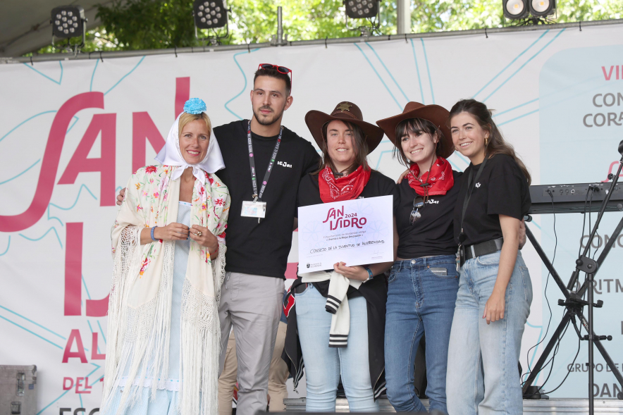 San Isidro 2024 - Entrega de premios casetas, alcaldesa entregando premio