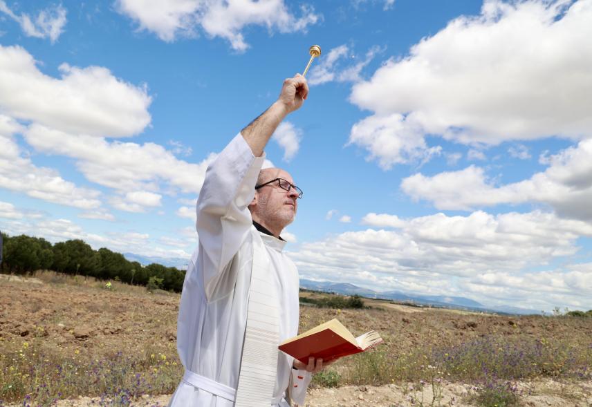 San Isidro 2024 - Romería de San Isidro, sacerdote bendiciendo campo
