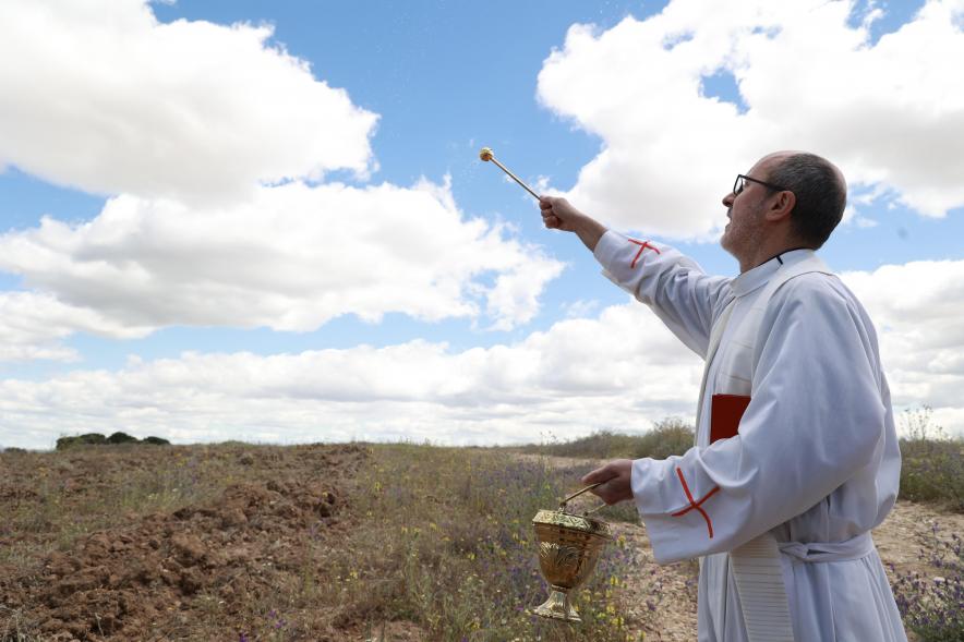 San Isidro 2024 - Romería de San Isidro, sacerdote bendiciendo campo