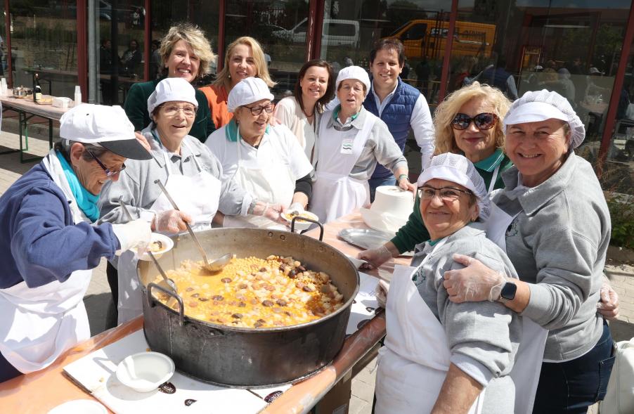 Fiesta 2 de Mayo 2024, concejales en degustación de cocido