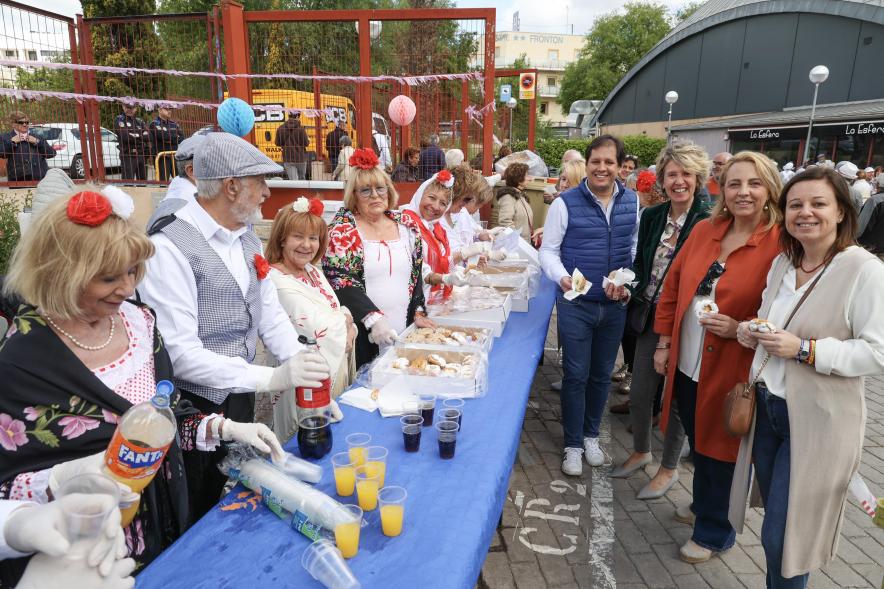 Fiesta 2 de Mayo 2024, concejales en reparto de rosquillas