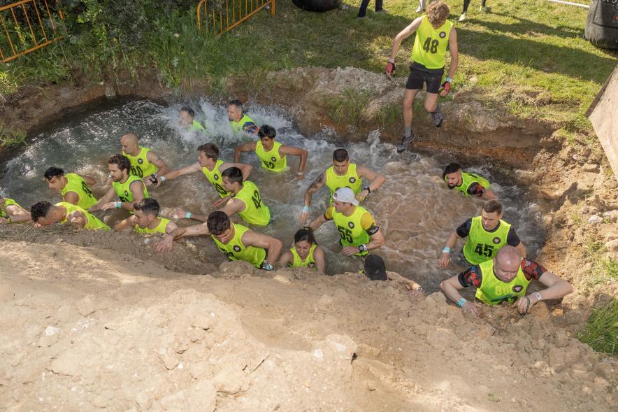 Farinato Race, participantes prueba con agua