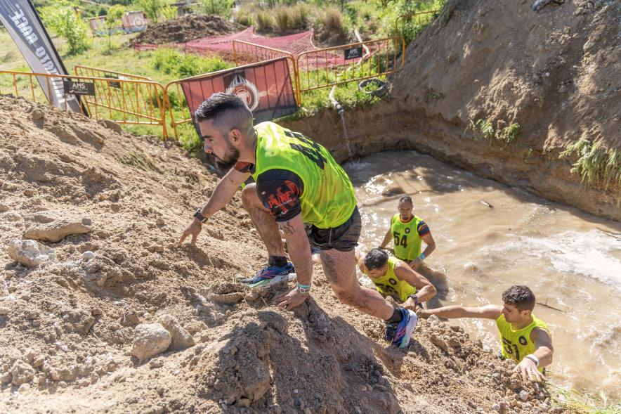 Farinato Race, participantes prueba con agua y barro