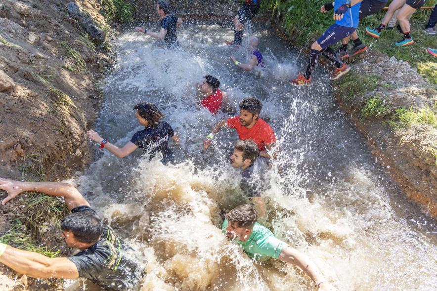Farinato Race, participantes prueba con agua