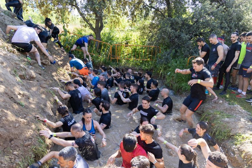 Farinato Race, participantes prueba con agua y barro