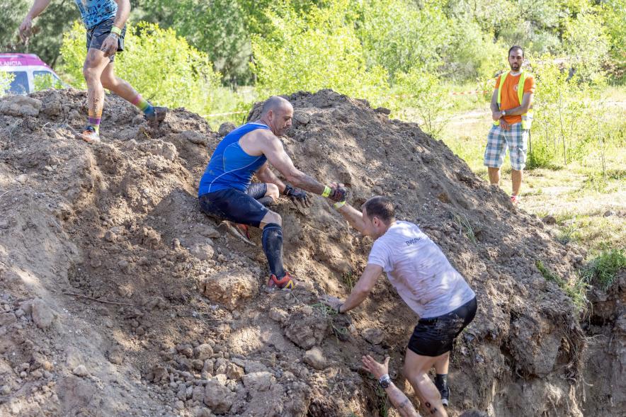 Farinato Race, participantes prueba con barro