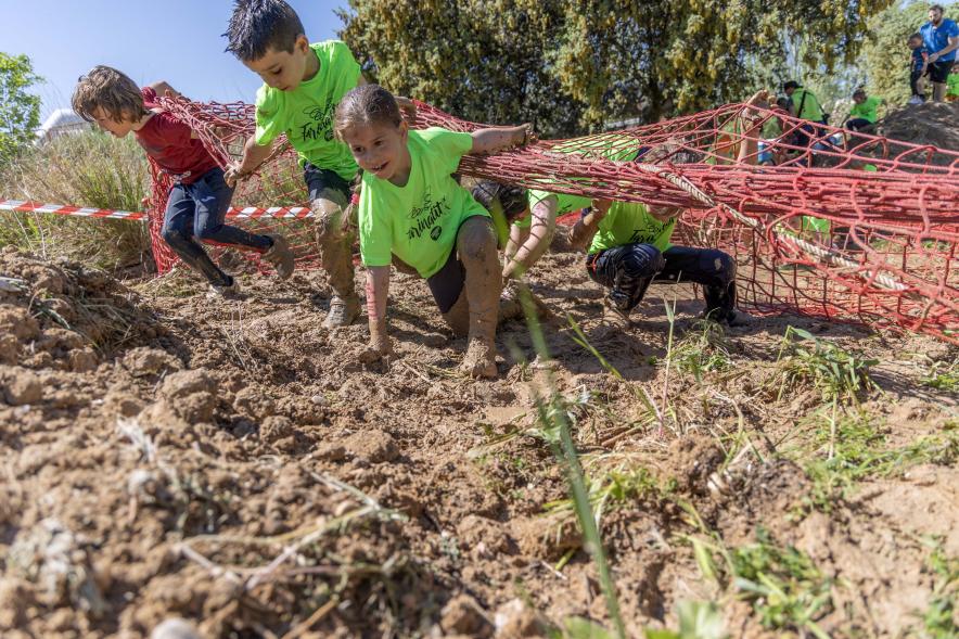 Farinato Race, participantes prueba con barro