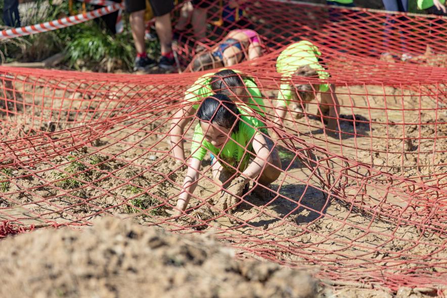 Farinato Race, participantes prueba con barro