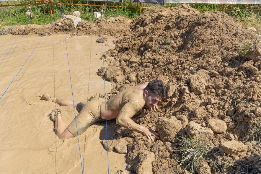 Farinato Race, participante prueba con barro