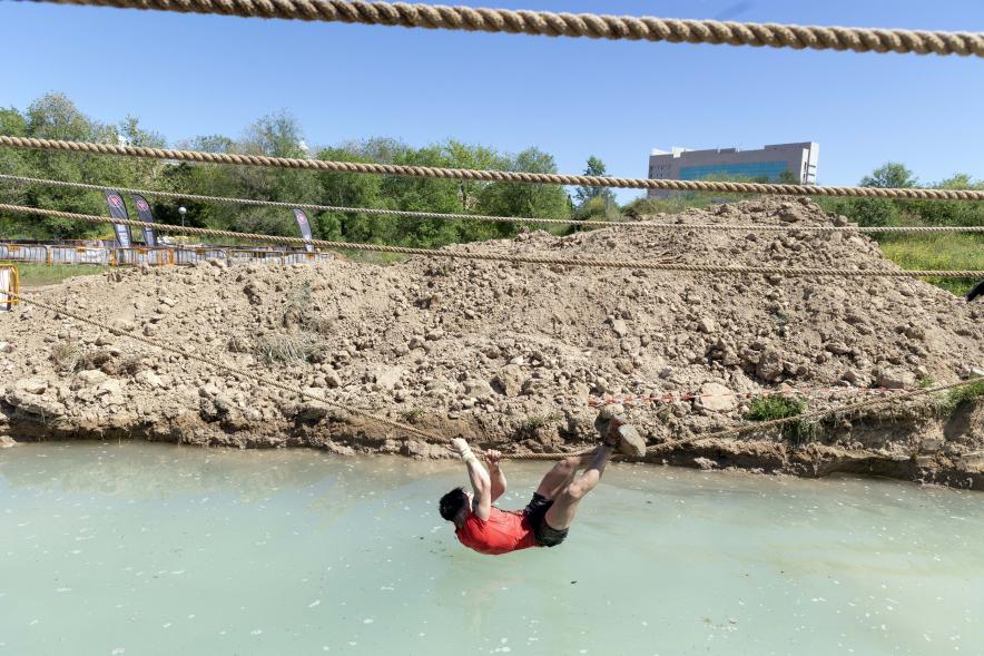 Farinato Race, participante prueba con cuerda y agua