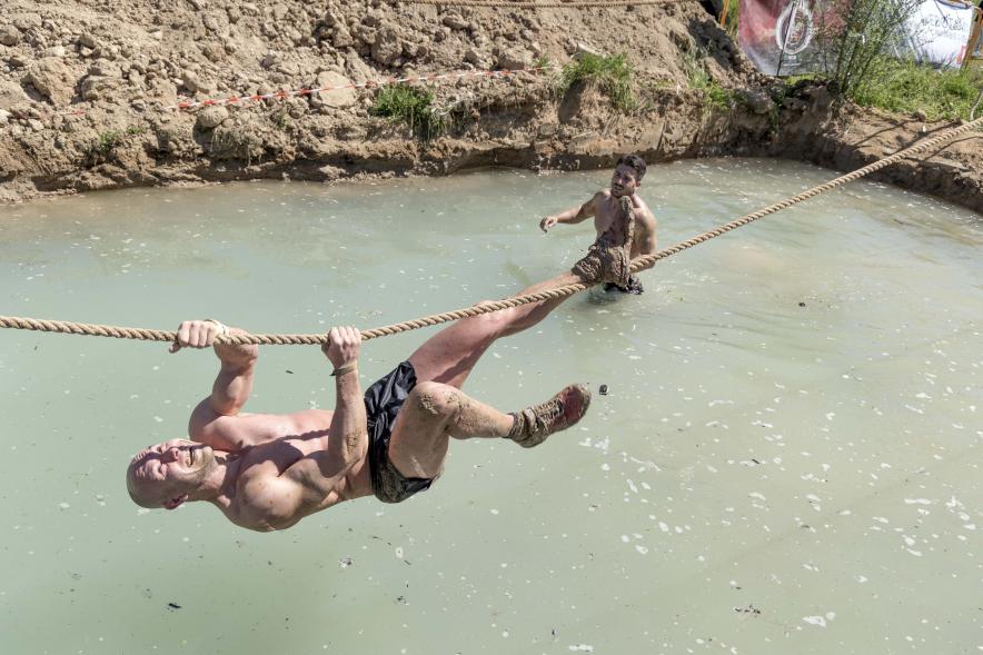 Farinato Race, participantes prueba con cuerda y agua