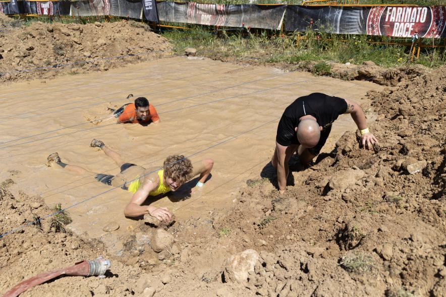 Farinato Race, participantes prueba de barro
