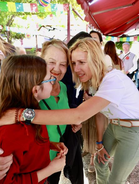 San Isidro 2024 - Verbena, alcaldesa saludando a una niña
