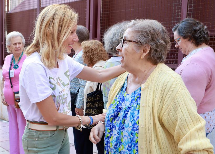 San Isidro 2024 - Verbena, alcaldesa saludando a señora