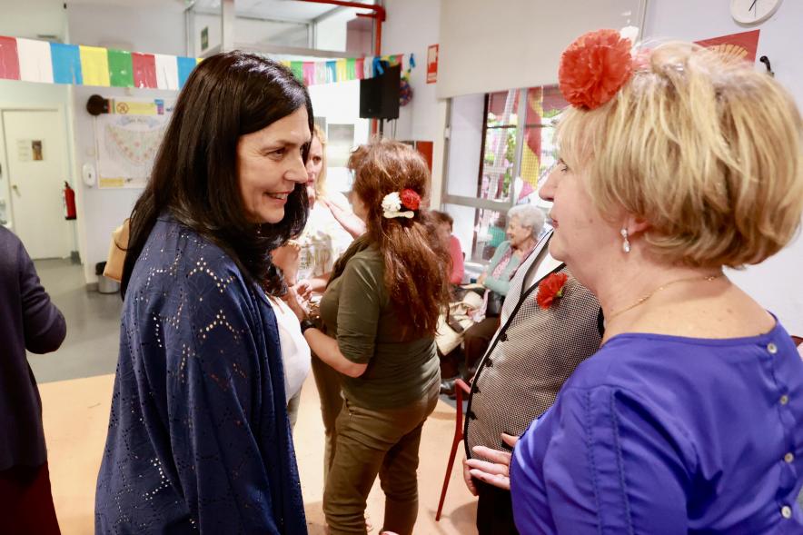 San Isidro 2024 - Verbena, concejala saludando a señora