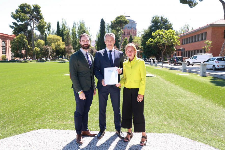 Firma de convenio con el Canal de Isabel II, alcaldesa y concejal con consejero de Medio Ambiente