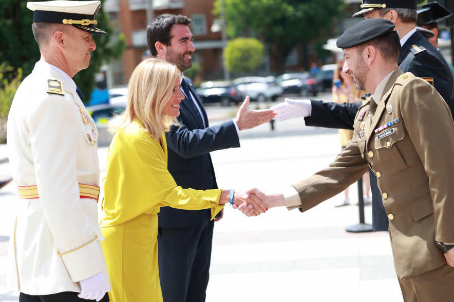 Homenaje a la Policía Local con motivo de la festividad de San Juan, izado bandera