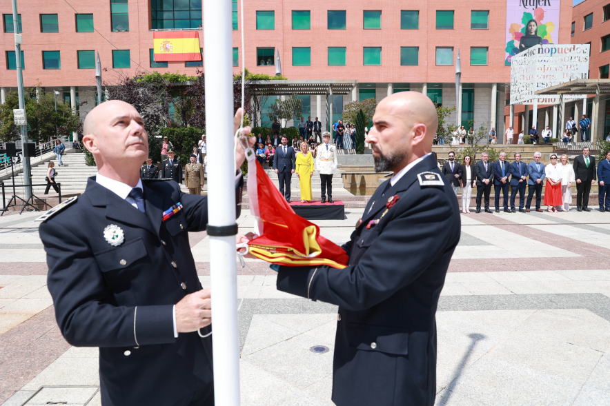 Homenaje a la Policía Local con motivo de la festividad de San Juan, izado bandera