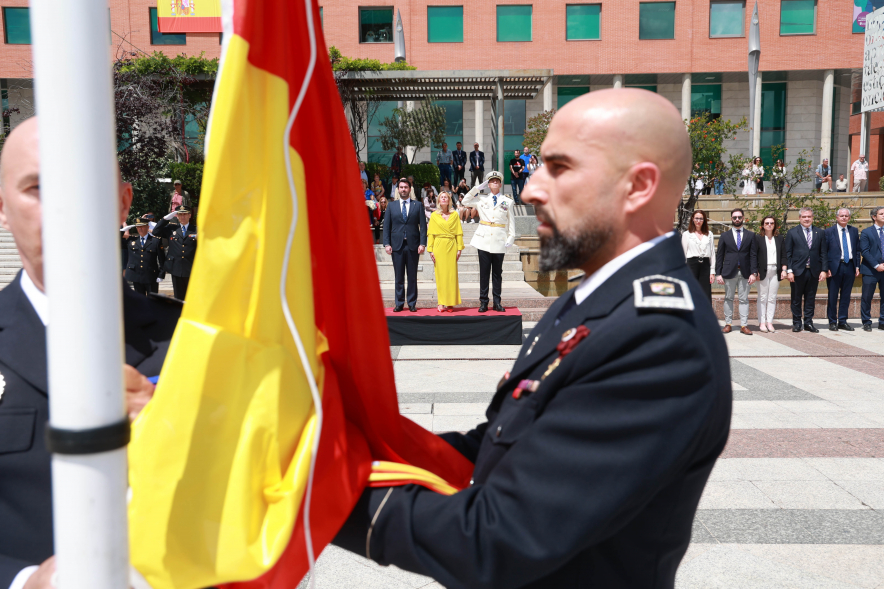 Homenaje a la Policía Local con motivo de la festividad de San Juan, izado bandera
