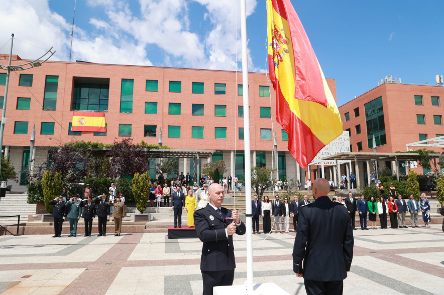 Homenaje a la Policía Local con motivo de la festividad de San Juan, izado bandera