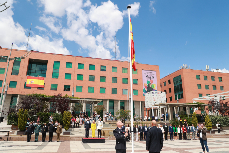 Homenaje a la Policía Local con motivo de la festividad de San Juan, izado bandera
