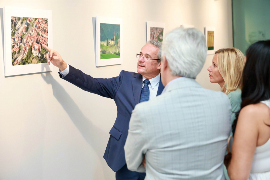 Inauguración exposición fotográfica "Maravillas de Eslovenia", visita