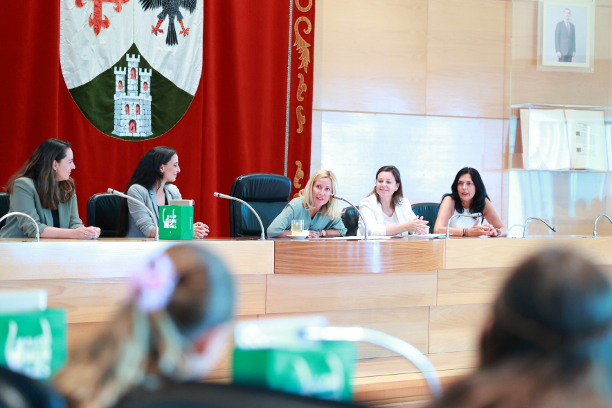 Recepción a alumnos de la Escuela de Danza y Música Semblanzas, mesa presidencial