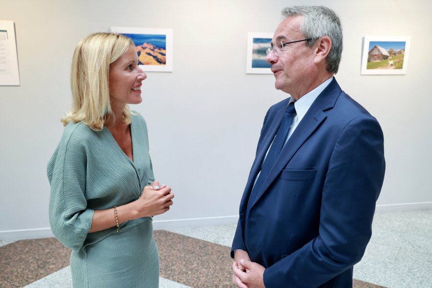 Inauguración exposición fotográfica "Maravillas de Eslovenia", alcaldesa