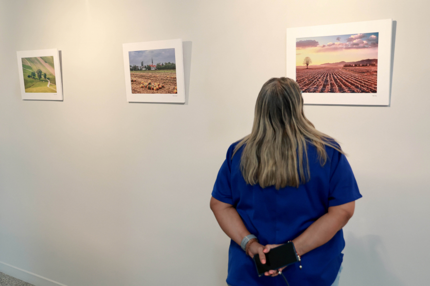 Inauguración exposición fotográfica "Maravillas de Eslovenia", persona viendo exposición
