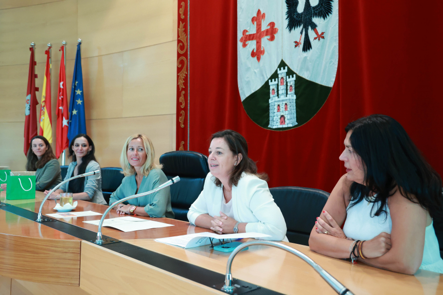 Recepción a alumnos de la Escuela de Danza y Música Semblanzas, mesa presidencial